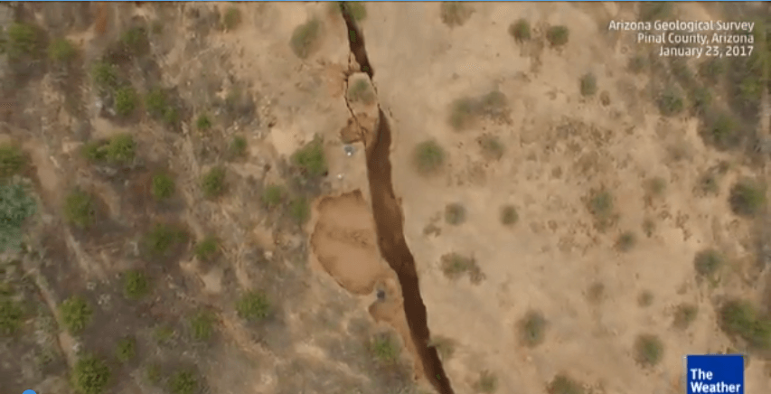 Long Crack Seen in Earth in Arizona
